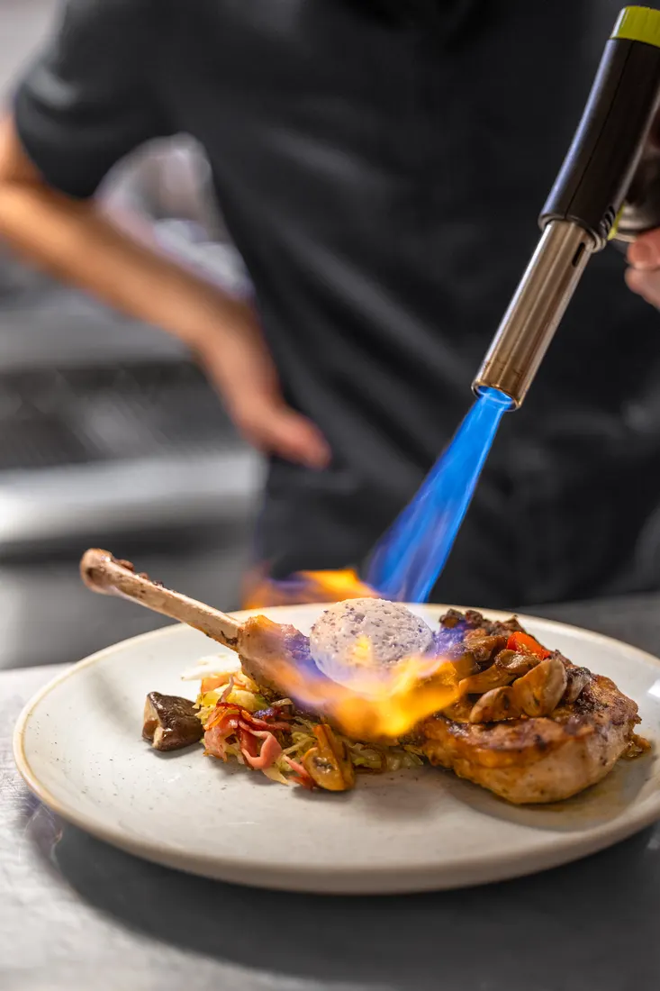 Kok brandt een gerecht af met een brander