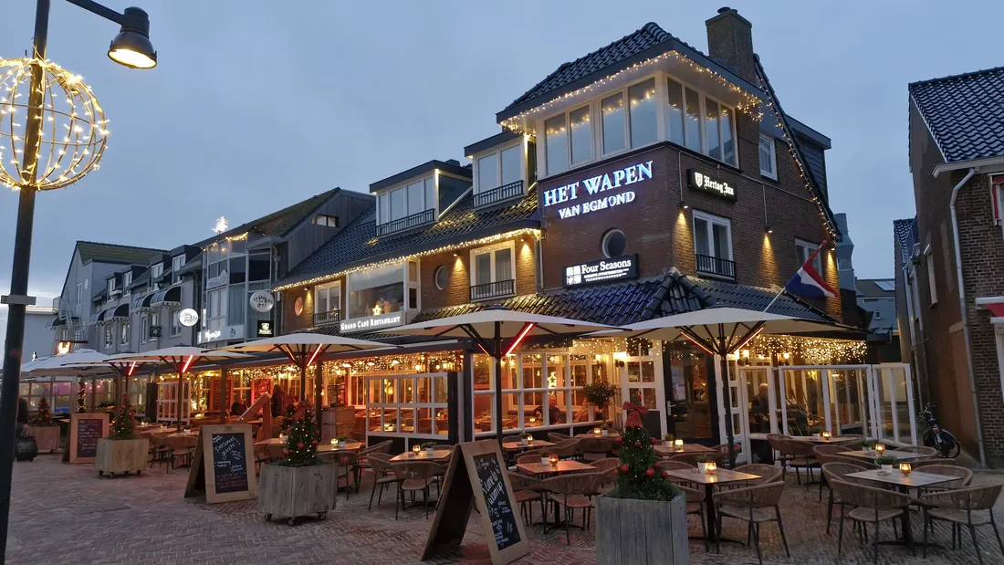 Gevel van Het Wapen van Egmond op het Pompplein, avond