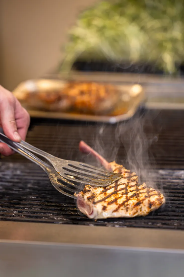 Vlees op de grill met stoom