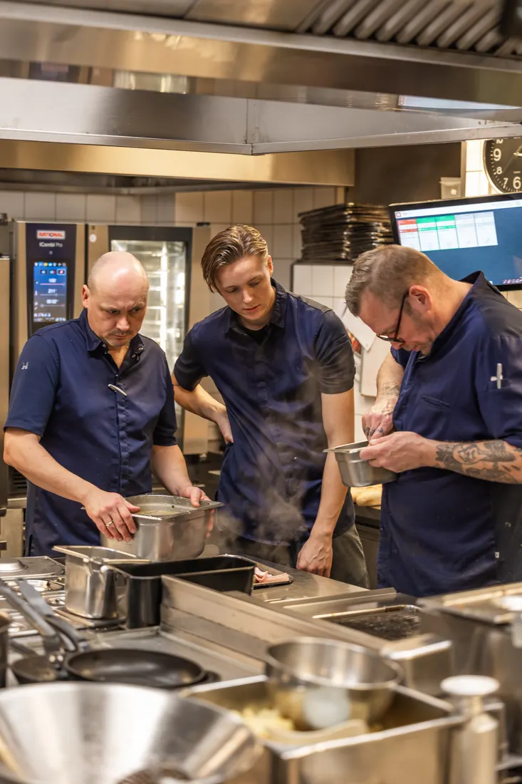 Drie koks aan het werk in de keuken