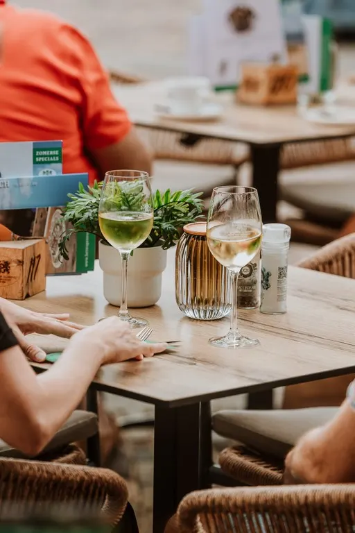 Wijnglazen op tafel op het terras